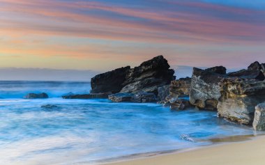 Central Coast, NSW, Avustralya 'daki Killcare Sahili' nden güneşin doğuşunu yakalıyoruz..
