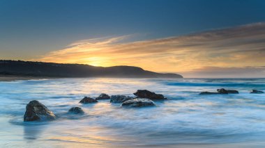 Central Coast, NSW, Avustralya 'daki Killcare Sahili' nden güneşin doğuşunu yakalıyoruz..