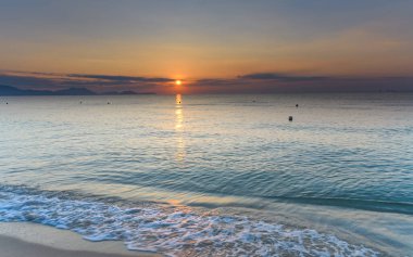 Güney Çin Denizi 'ne bakan tropik gündoğumu deniz manzarası Cam Ranh, Nha Trang, Vietnam