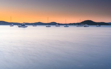 Orta Sahildeki Koolewong Rıhtımı 'ndan gün doğumunu görüntülemek, NSW, Avustralya.