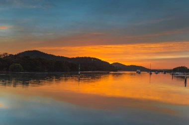 Körfezde gündoğumu su manzarası. Woy Woy Waterfront Merkez Sahili, NSW, Avustralya.