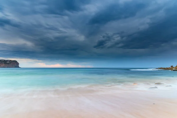 オーストラリア ニューサウスウェールズ州中央海岸のMacmasters Beachからの静かなまだ嵐の日の出の海 — ストック写真