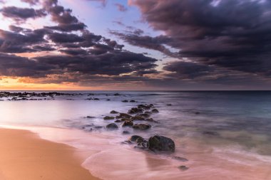 Central Coast, NSW, Avustralya 'da Copacabana' dan gelen bulutlarla deniz kenarında gün doğumu.