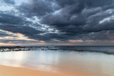 Central Coast, NSW, Avustralya 'daki Copacabana' dan denize düşen Yağmur Bulutları Bulutları.
