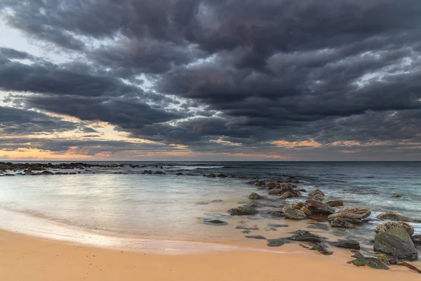 オーストラリア ニューサウスウェールズ州中央海岸のコパカバーナからの海辺の日の出 — ストック写真