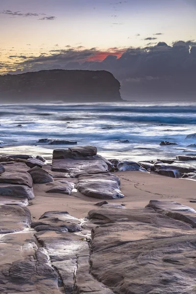 조수에 해변에서 오스트레일리아 Nsw 마스터스 비치에서 해돋이 — 스톡 사진