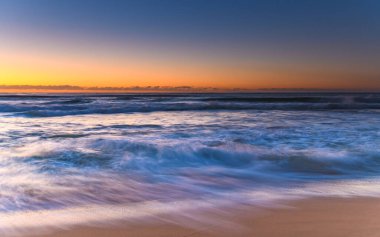 Wamberal 'dan NSW, Avustralya' ya kadar açık gökyüzü ile gün doğumu deniz manzarası.