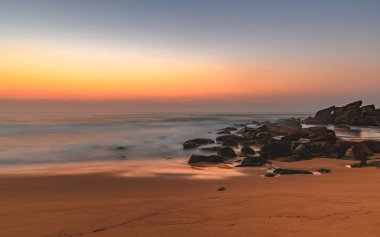 Central Coast, NSW, Avustralya 'daki Killcare Sahili' nden güneşin doğuşunu yakalıyoruz..