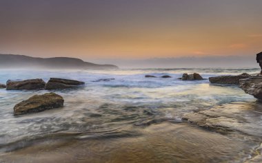 Central Coast, NSW, Avustralya 'daki Killcare Sahili' nden güneşin doğuşunu yakalıyoruz..