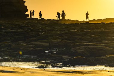 Central Coast, NSW, Avustralya 'daki Kuzey Avoca Sahili' nden güneşin doğuşunu yakalıyoruz..