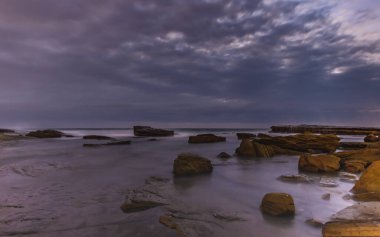 Central Coast, NSW, Avustralya 'daki Terrigal' da The Skillion 'dan güneşin doğuşunu yakalıyorum..