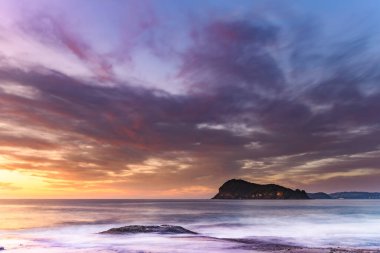 Central Coast, NSW, Avustralya 'daki Pearl Beach' ten güneşin doğuşunu yakalıyoruz..