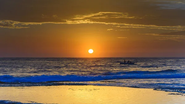 オーストラリア ニューサウスウェールズ州中央海岸のThe Skillionからの日の出を捉える — ストック写真