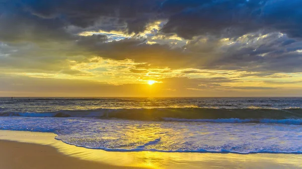 Облака Восход Солнца Пляжа Шелли Центральном Побережье Новый Южный Уэльс — стоковое фото