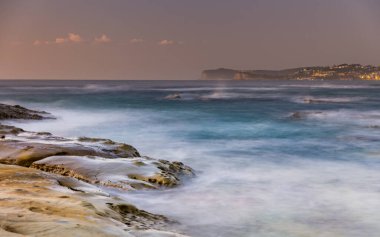Central Coast, NSW, Avustralya 'daki Spoon Körfezi' nden güneşin doğuşunu yakalıyoruz..