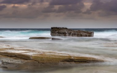 Central Coast, NSW, Avustralya 'daki Terrigal' da The Skillion 'dan güneşin doğuşunu yakalıyorum..