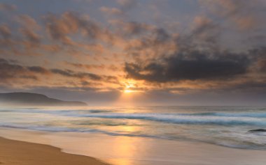 Central Coast, NSW, Avustralya 'daki Killcare Sahili' nden güneşin doğuşunu yakalıyoruz..