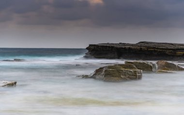 Central Coast, NSW, Avustralya 'daki Terrigal' da The Skillion 'dan güneşin doğuşunu yakalıyorum..