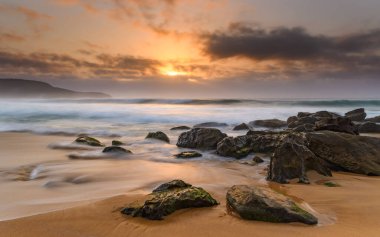 Central Coast, NSW, Avustralya 'daki Killcare Sahili' nden güneşin doğuşunu yakalıyoruz..