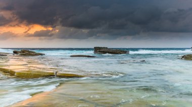 Central Coast, NSW, Avustralya 'daki Terrigal' da The Skillion 'dan güneşin doğuşunu yakalıyorum..