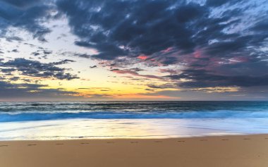 Gündoğumu denizi, Shelly Sahili 'nden gelen bulutlarla Orta Sahilde, NSW, Avustralya.