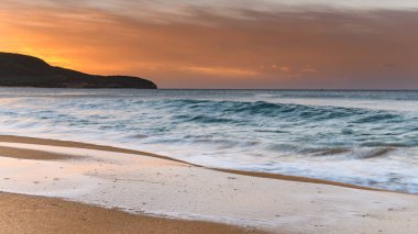 Central Coast, NSW, Avustralya 'daki Killcare Sahili' nden güneşin doğuşunu yakalıyoruz..