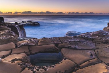 Central Coast, NSW, Avustralya 'daki Kuzey Avoca Sahili' nden güneşin doğuşunu yakalıyoruz..