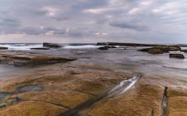 Central Coast, NSW, Avustralya 'daki Terrigal' da The Skillion 'dan güneşin doğuşunu yakalıyorum..