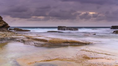 Central Coast, NSW, Avustralya 'daki Terrigal' da The Skillion 'dan güneşin doğuşunu yakalıyorum..