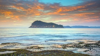 Central Coast, NSW, Avustralya 'daki Pearl Beach' ten güneşin doğuşunu yakalıyoruz..