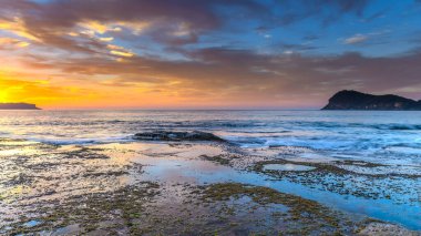 Central Coast, NSW, Avustralya 'daki Pearl Beach' ten gelen bulutlarla birlikte gün doğumu denizi..
