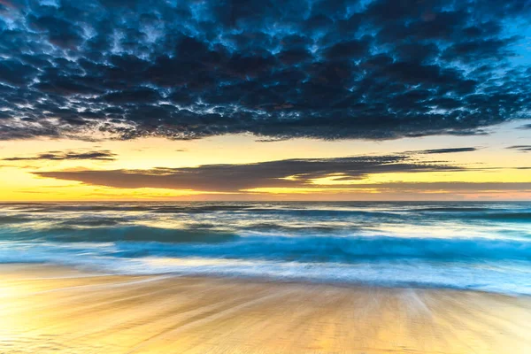 Sunrise Seascape Con Nubes Wamberal Costa Central Nsw Australia —  Fotos de Stock