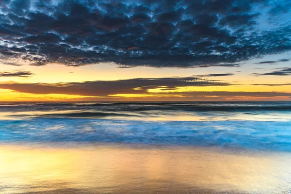 Soluppgång Sjölandskap Med Moln Från Wamberal Central Coast Nsw Australien — Stockfoto
