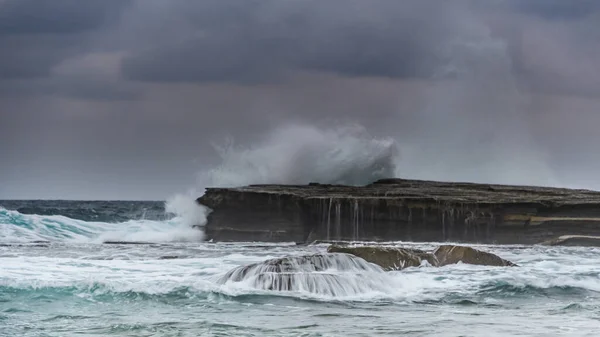 Moody Splash Cascadas Sunrise Sea Cape Skillion Terrigal Central Coast — Foto de Stock