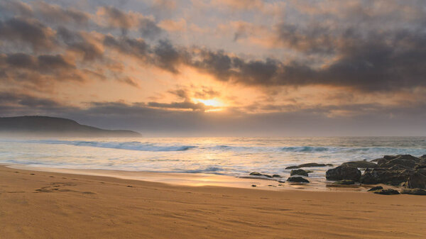 Захват восхода солнца с пляжа Киллкэр на Центральном побережье, Новый Южный Уэльс, Австралия.