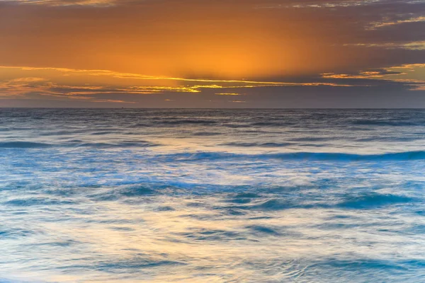 オーストラリア ニューサウスウェールズ州中央海岸のWamberalからの日の出を捉える — ストック写真