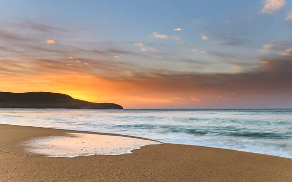 オーストラリア ニューサウスウェールズ州中央海岸のキルケアビーチからの日の出を捉える — ストック写真