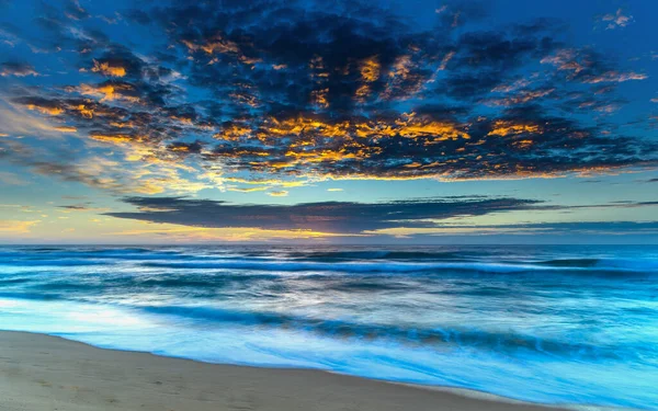 Salida Del Sol Con Nubes Mar Azul Desde Wamberal Costa —  Fotos de Stock