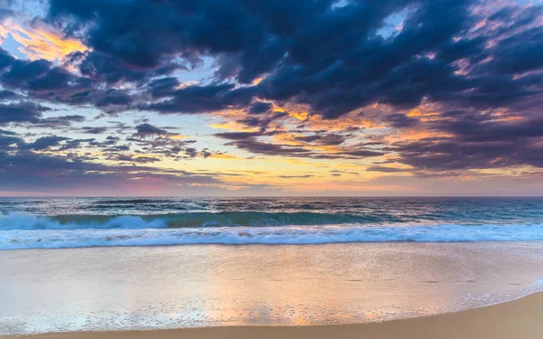 オーストラリア ニューサウスウェールズ州中央海岸のシェリービーチからの日の出を捉える — ストック写真