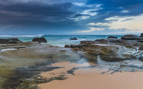 澳大利亚新南威尔士州怀恩中央海岸Norah Head士兵海滩的雨云和阴暗的日出 — 图库照片