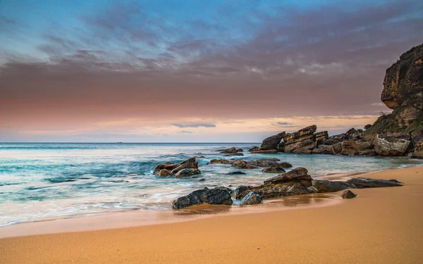 Central Coast, NSW, Avustralya 'daki Killcare Sahili' nden güneşin doğuşunu yakalıyoruz..