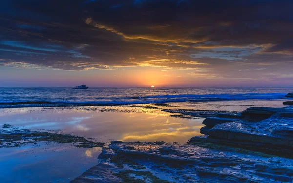 Sunrise Θαλασσογραφία Και Ροκ Πλατφόρμα Από Skillion Στο Terrigal Στην — Φωτογραφία Αρχείου