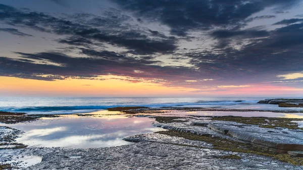 Sunrise Sea Cape Rock Platform Skillion Terrigal Central Coast Nsw — Foto de Stock