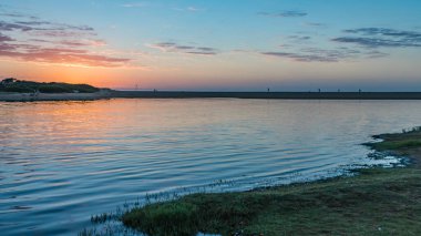 Avoca Gölü 'nden gündoğumu Waterscape Central Coast, NSW, Avustralya.