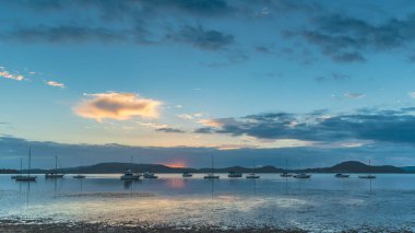 Koolewong Rıhtımı 'ndan Avustralya, NSW' ye giden teknelerle mavi gün doğumu..