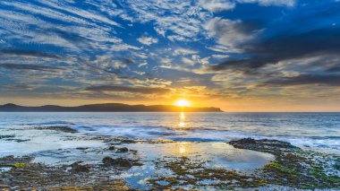 Güzel bulutlar ve Pearl Beach 'ten güzel mavi bir gündoğumu deniz manzarası Central Coast, NSW, Avustralya.