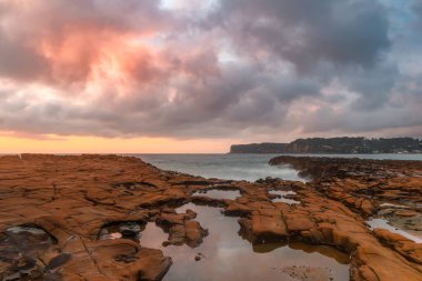 Bulutlu gün doğumu deniz manzarası. Kuzey Avoca Sahili, Merkez Sahili, NSW, Avustralya 'da güneşin doğuşunu izliyorum..