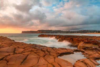 Bulutlu gün doğumu deniz manzarası. Kuzey Avoca Sahili, Merkez Sahili, NSW, Avustralya 'da güneşin doğuşunu izliyorum..