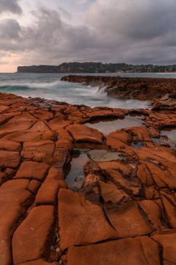 Bulutlu gün doğumu deniz manzarası. Kuzey Avoca Sahili, Merkez Sahili, NSW, Avustralya 'da güneşin doğuşunu izliyorum..
