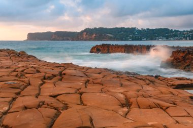 Bulutlu gün doğumu deniz manzarası. Kuzey Avoca Sahili, Merkez Sahili, NSW, Avustralya 'da güneşin doğuşunu izliyorum..